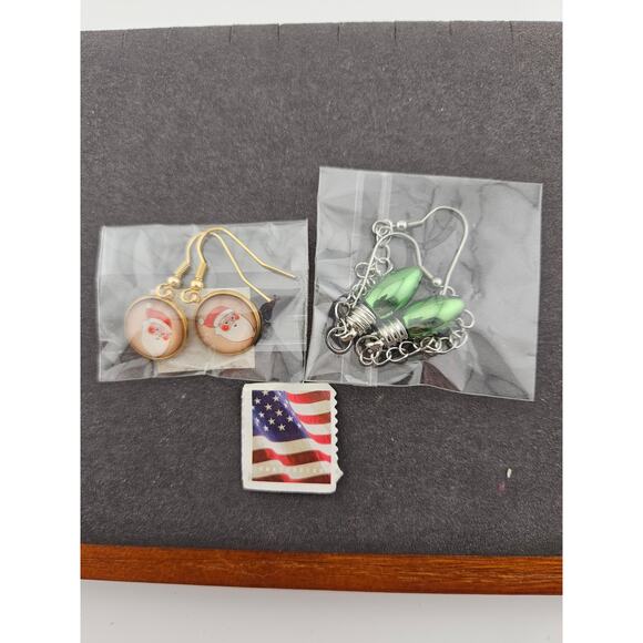 Holiday Earrings Set Of 2 Pair Santa Christmas Lights Dangle Drop Hook - Picture 4 of 4